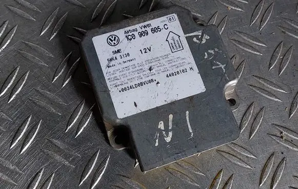 Volkswagen PASSAT B5.5 Airbag control unit/module 1C0909605C