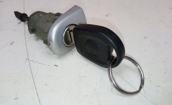 Volkswagen Bora Coupe door lock (next to the handle) 2BH8