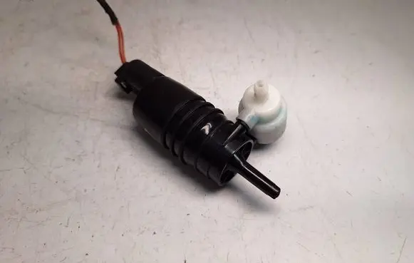 BMW X5 F15 Windscreen/windshield washer pump 7388349 67127388349 61662751743
