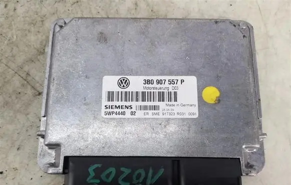 Volkswagen PASSAT B5 Engine control unit/module 3B0907557P