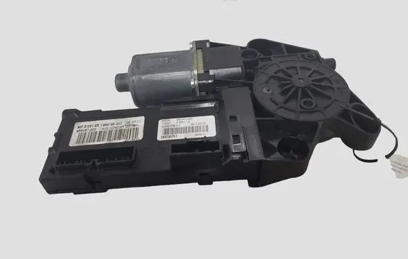 Renault Megane III Front door window regulator motor 0130822479 5556210200 80731551