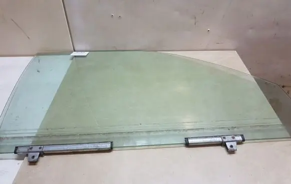 Mitsubishi Pajero Sport I Front door window glass four-door