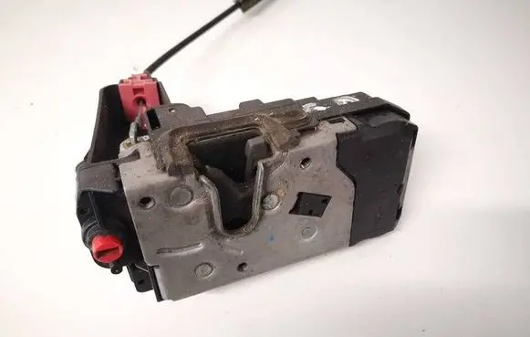 Opel Zafira B Rear door lock 13220372