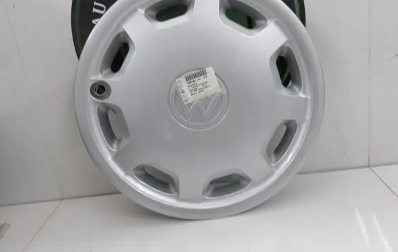 Volkswagen Golf III R16 wheel hub/cap/trim 1HM601147