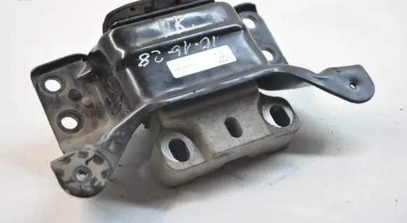 Volkswagen Golf VII Engine mount bracket 5Q0199555R
