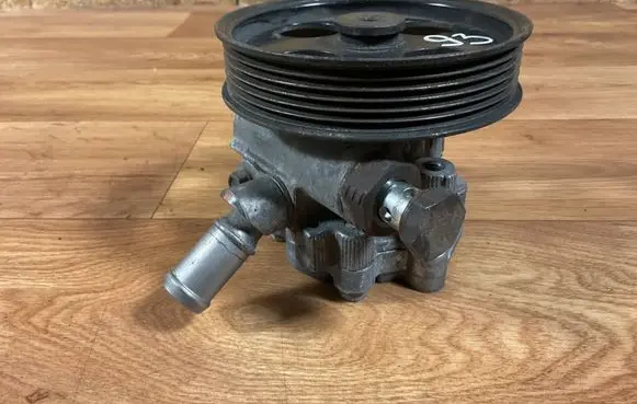 Opel Insignia A Power steering pump 55563329 55563339