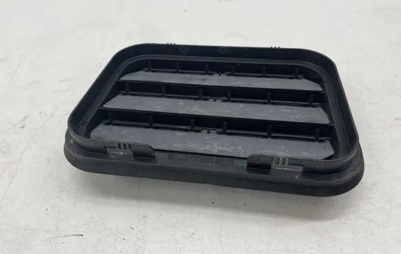 Quarter panel pressure vent