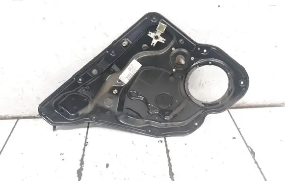 Rear door manual window regulator