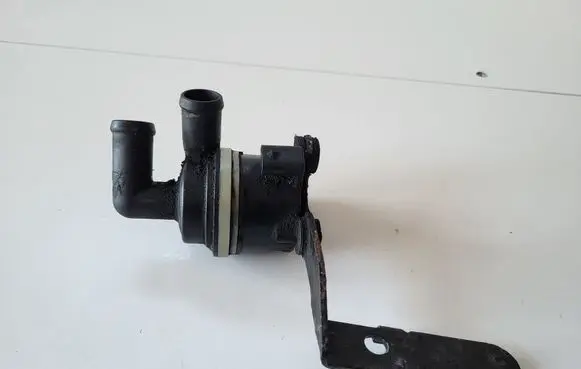 Volkswagen PASSAT B7 Water pump