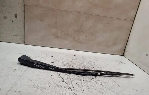 Skoda Octavia Mk1 (1U) Rear wiper blade arm 1U6955706A