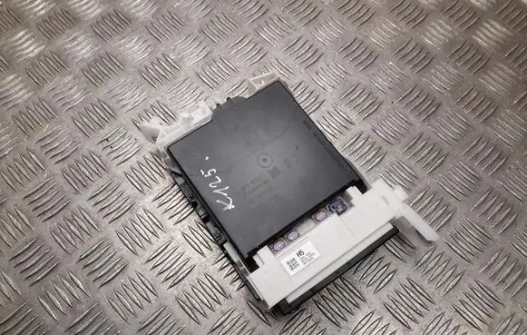Toyota Yaris XP210 Comfort/convenience module 8273052Q30