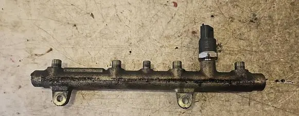 Opel Vivaro Fuel main line pipe 0445214015 7700111013 00551