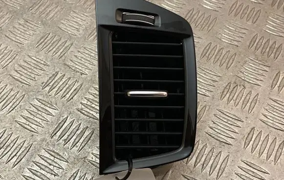 Volvo XC90 Dash center air vent grill 31366453 31651282