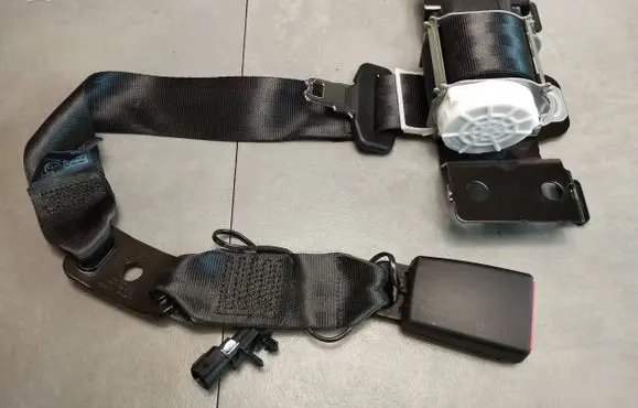 Middle seatbelt (rear)