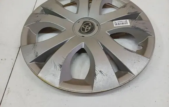 Toyota Corolla Verso AR10 R16 wheel hub/cap/trim 