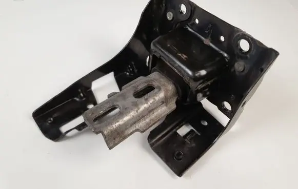 Peugeot 208 Engine mount bracket