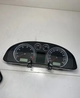 Volkswagen PASSAT B5.5 Speedometer (instrument cluster) 3B0920846 010801102623 VWZ7Z0A4034648