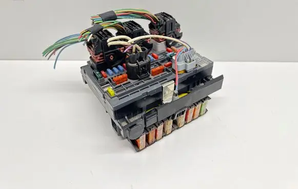 Citroen Berlingo Fuse module 9664706280