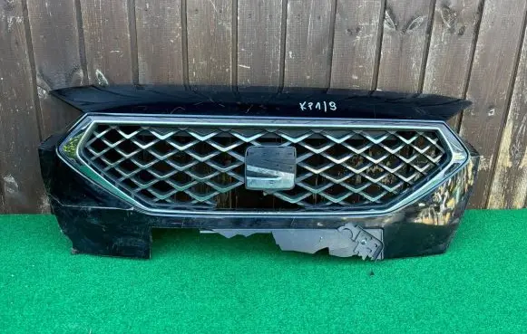 Seat Tarraco Front bumper upper radiator grill 5FJ853654B