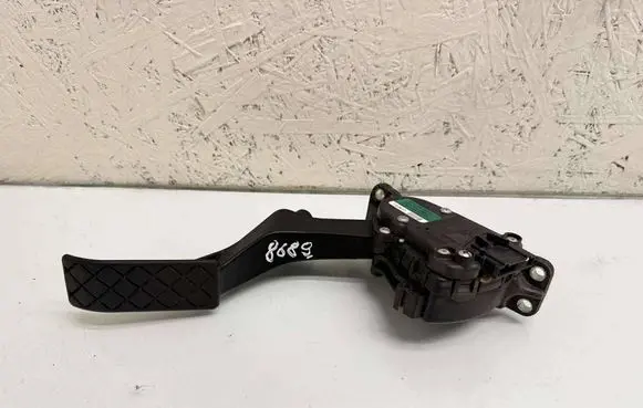Accelerator throttle pedal