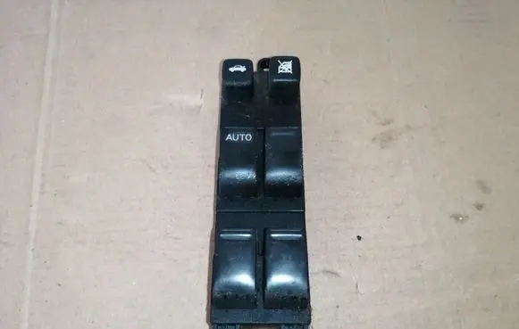 Nissan Primera Electric window control switch 25401AV640