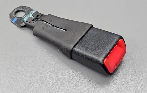 Suzuki Swift II Rear seatbelt buckle 