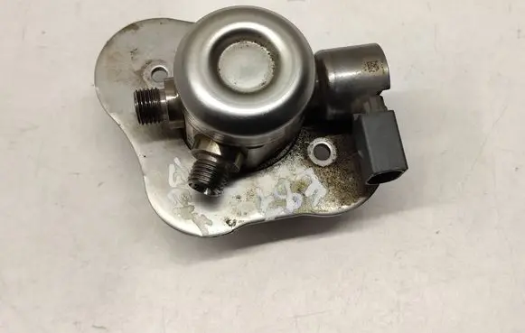 BMW 1 E81 E87 Fuel injection high pressure pump 7562473 0261520041 1000231808