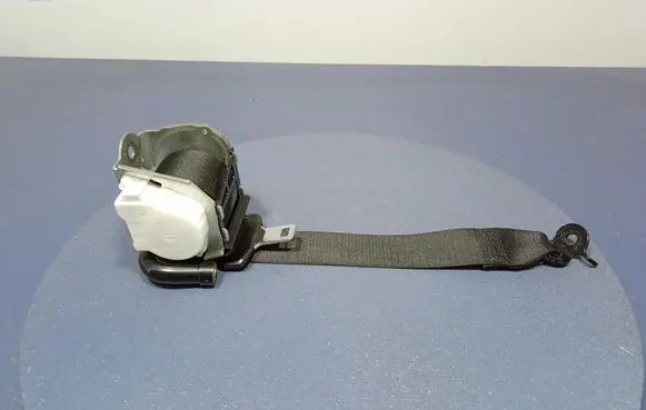 BMW X3 E83 Front seatbelt 7469998