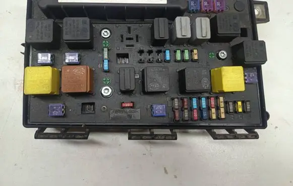 Opel Astra H Fuse module 13206748 5DK00866848