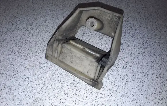 Radiator mount bracket