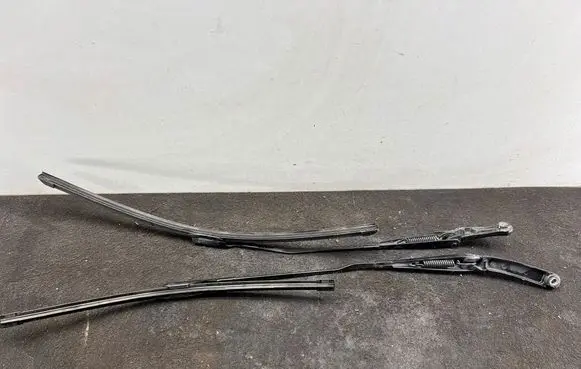 Audi A4 S4 B8 8K Front wiper blade arm 8K1955407 8K1955408