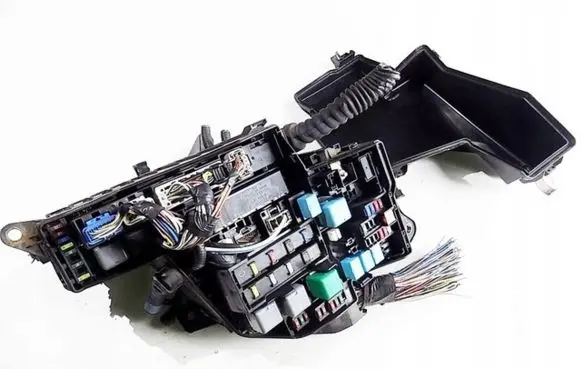 Lexus GS 300 350 430 450H Fuse module 8921153020