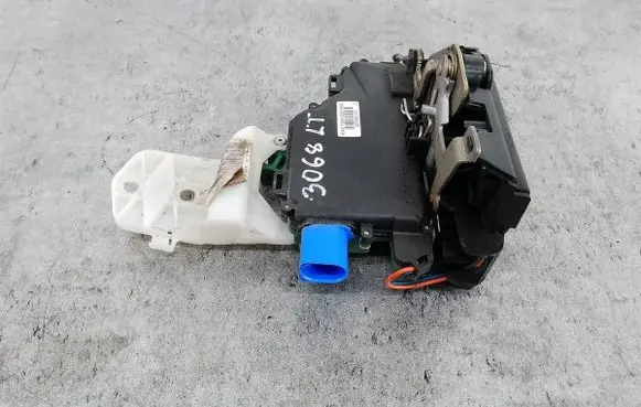 Volkswagen Polo IV 9N3 Rear door lock 3B4839015AG