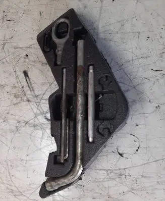 Volkswagen Touareg I Tool set 