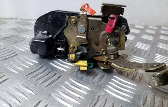 Jeep Cherokee III KJ Front door lock