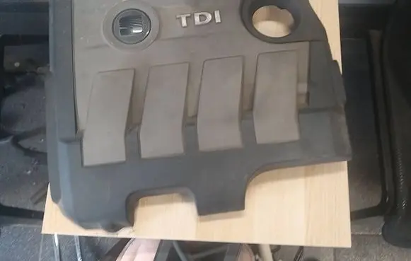 Engine cover (trim)