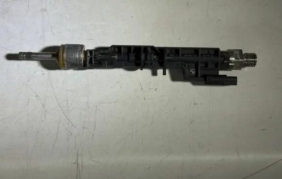 BMW M5 F90 Fuel injector 7852362