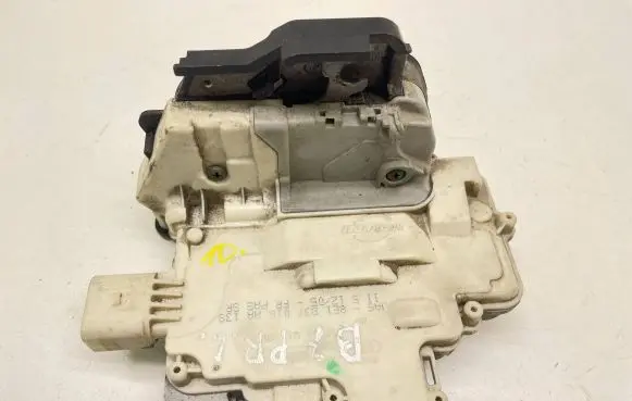 Audi A4 S4 B7 8E 8H Front door lock 8E1837016