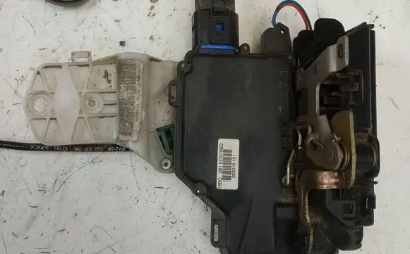Volkswagen Polo Front door lock 3B1837016BQ