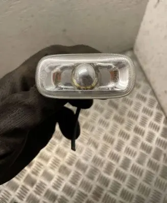 Front fender indicator light