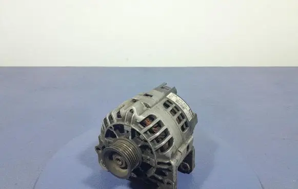 Volkswagen Polo IV 9N3 Generator/alternator 03D903025H