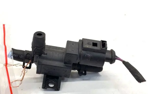Volkswagen Golf Plus Fuel pressure regulator 06F906283F