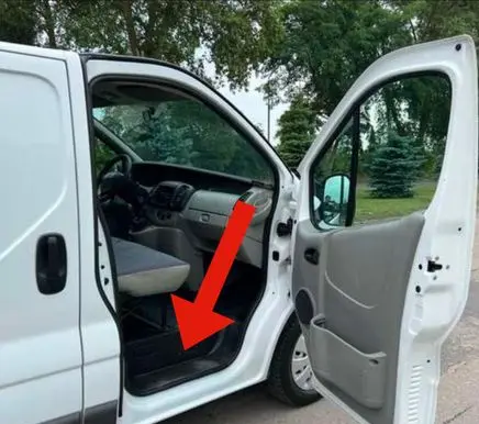 Opel Vivaro Front sill trim cover 9385778 82005239 2449986