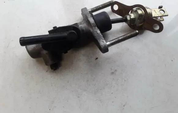 Toyota RAV 4 (XA20) Clutch master cylinder