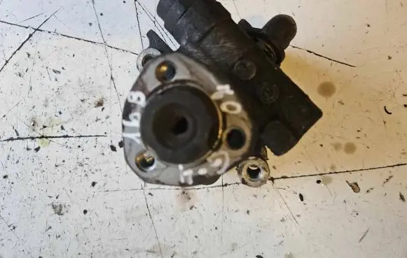 Volkswagen Golf IV Power steering pump 1J0422154