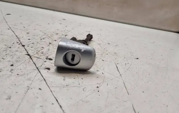 Peugeot 407 Front door lock (next to the handle) 