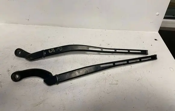 Front wiper blade arm