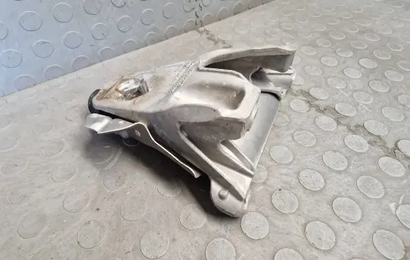 Engine mounting bracket