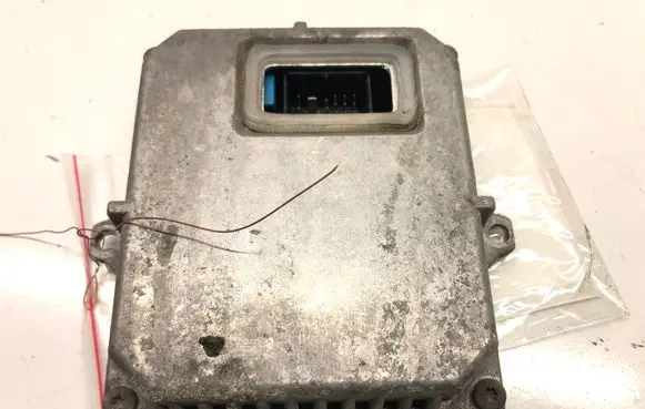 Ford Mondeo Mk III Voltage converter/converter module 1S7112N655AA