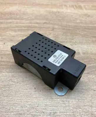 Volkswagen Golf VI Aerial antenna amplifier 5M0035570B
